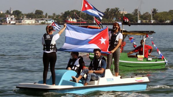 Unos jóvenes cubanos en la provincia de Cienfuegos realizan regata para condenar bloqueo de EEUU a Cuba - Sputnik Mundo