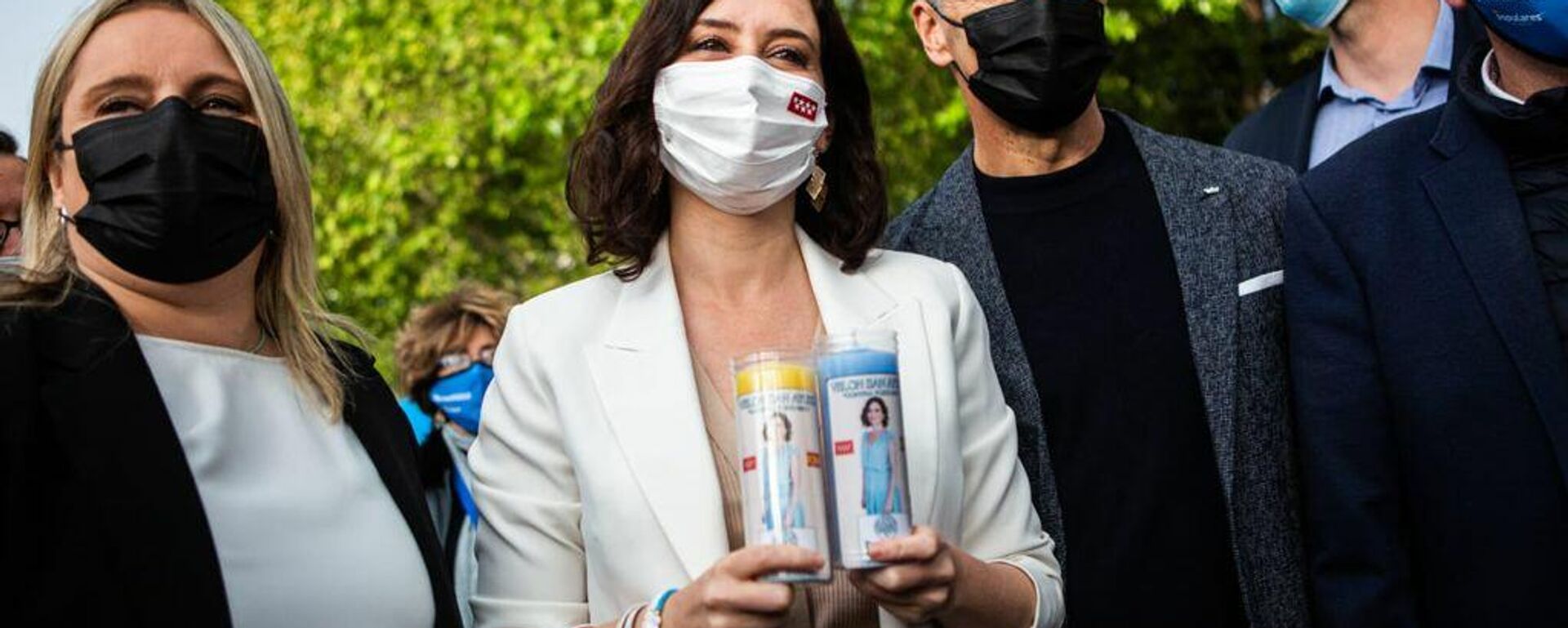 La presidenta de la Comunidad de Madrid, Isabel Díaz Ayuso, con sus velas - Sputnik Mundo, 1920, 01.06.2021