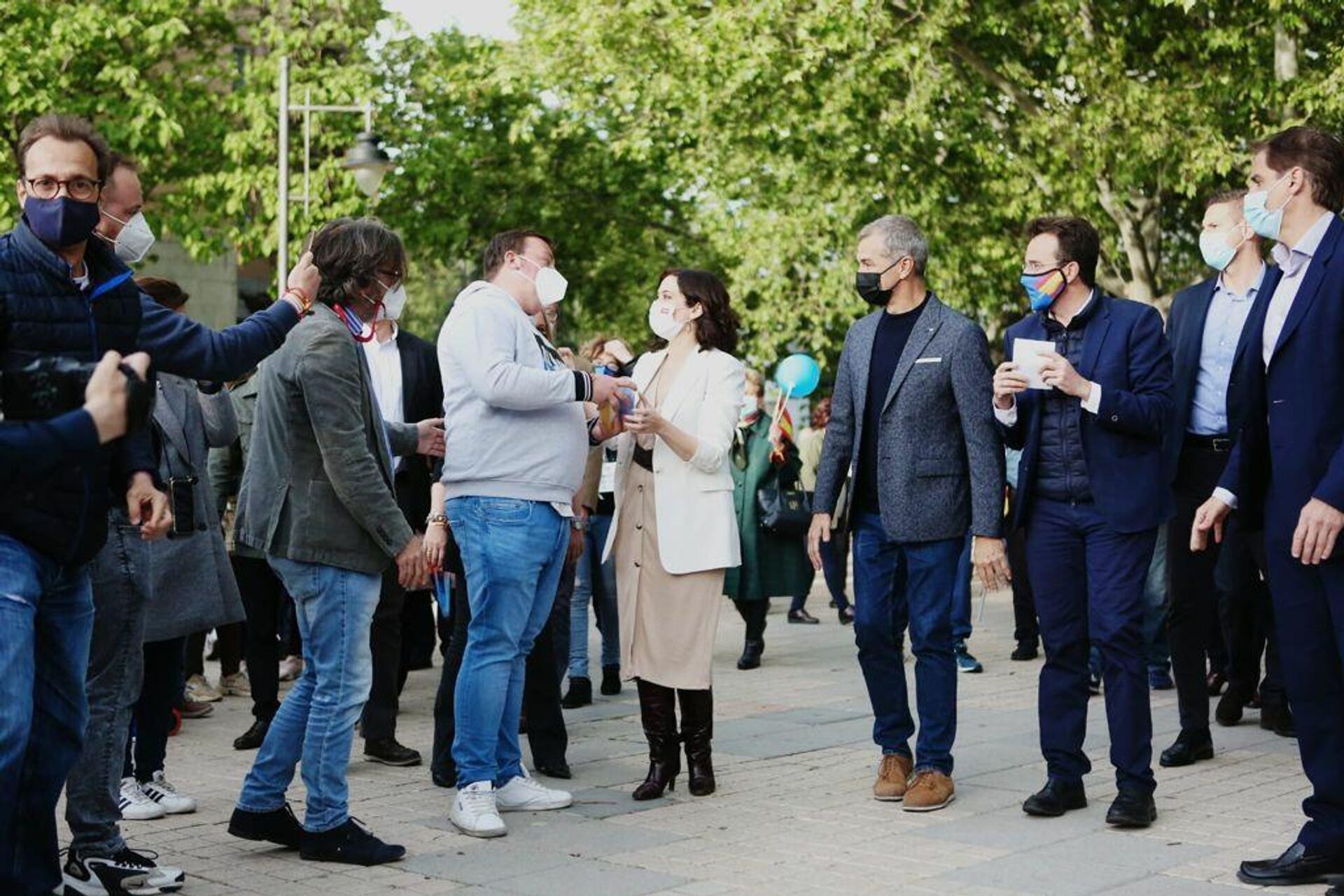 Nacho Pedrera entrega las velas a la presidenta de la Comunidad de Madrid, Isabel Díaz Ayuso - Sputnik Mundo, 1920, 01.06.2021