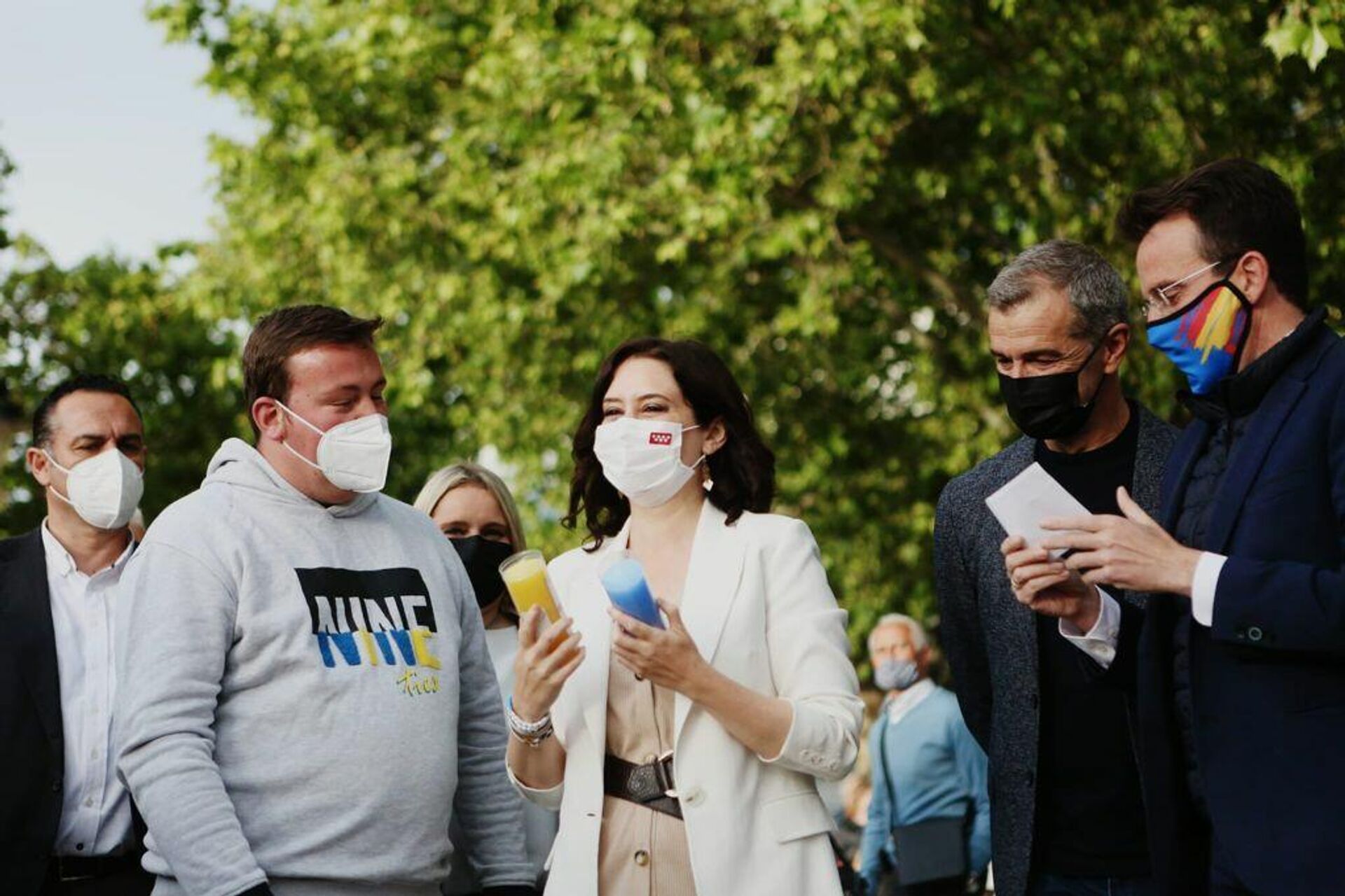 Nacho Pedrera junto a la presidenta de la Comunidad de Madrid, Isabel Díaz Ayuso, quien sujeta sus velas - Sputnik Mundo, 1920, 01.06.2021