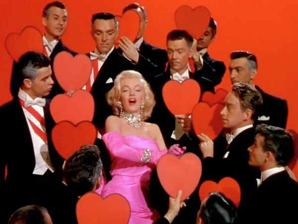 ¿Sabías que Monroe lució diamantes falsos en la mítica escena donde cantó que &#x27;los diamantes son los mejores amigos de una chica&#x27;? Solo se le prestó un diamante verdadero por varias horas durante una campaña de promoción de la película &#x27;Gentlemen Prefer Blondes&#x27; (&#x27;Los caballeros las prefieren rubias&#x27;). - Sputnik Mundo