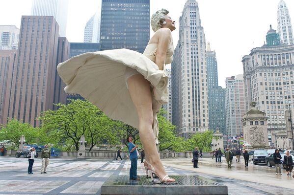 Esta estatua de Monroe de 17 toneladas se trasladó desde Chicago a Palm Springs, pues los vecinos de la ciudad consideraron que se veía demasiado atrevida. Hasta la fecha, el monumento se encuentra en una gira por el país. - Sputnik Mundo