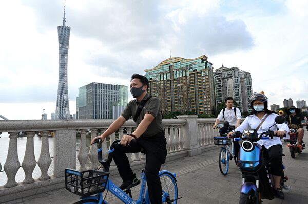 Los locales llaman a la Canton Tower &#x27;La cintura delgada&#x27;. El arquitecto de la torre, el holandés Marc Hemel, quiso plasmar en su diseño la figura de una chica que se gira para mirar a los admiradores que la ven pasar.En la foto, varios ciclistas frente a la torre. - Sputnik Mundo