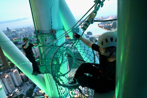 Uno de los visitantes del parque de atracciones de la Canton Tower. - Sputnik Mundo