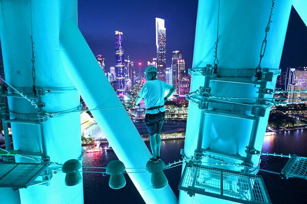 Un visitante en una pista de obstáculos en la torre de telecomunicaciones de la ciudad de Guangzhou - Sputnik Mundo