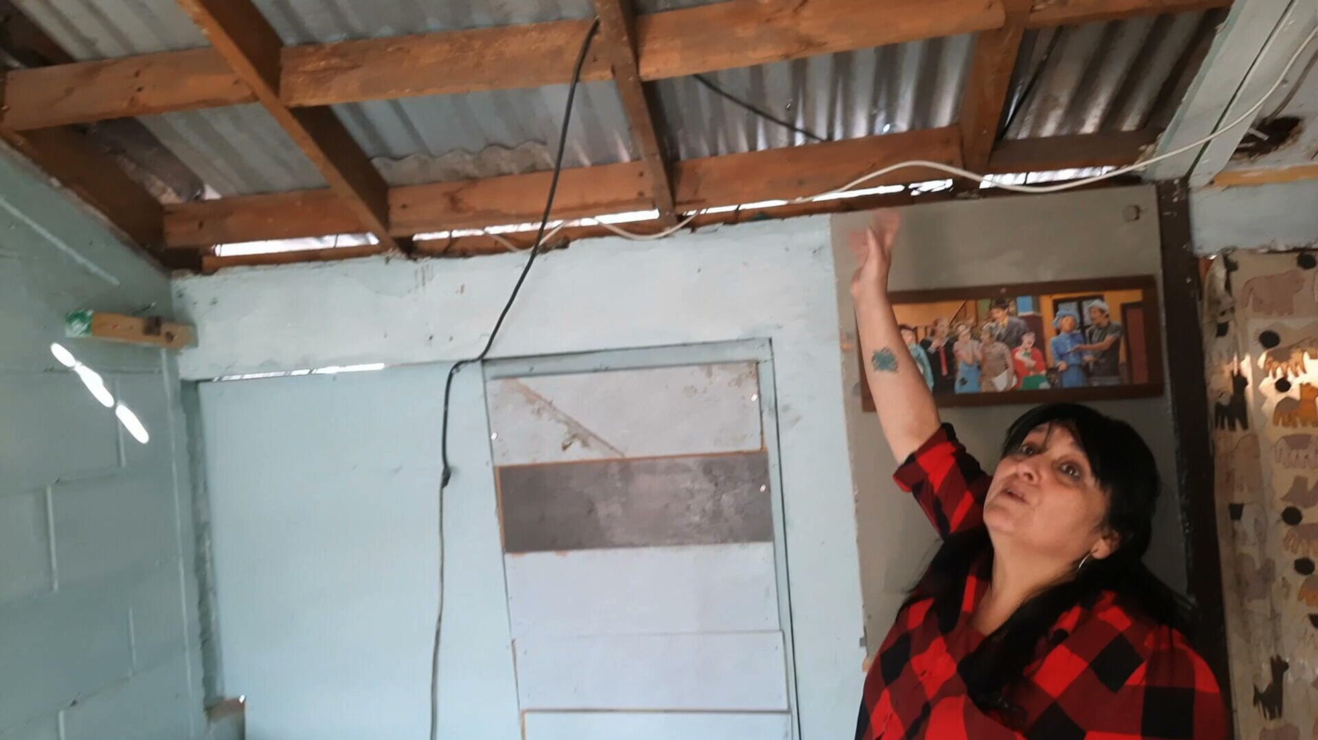 Erika muestra como la Policía destruyó el techo de su casa buscando armamento Erika muestra como la Policía destruyó el techo de su casa buscando armamento - Sputnik Mundo, 1920, 01.06.2021