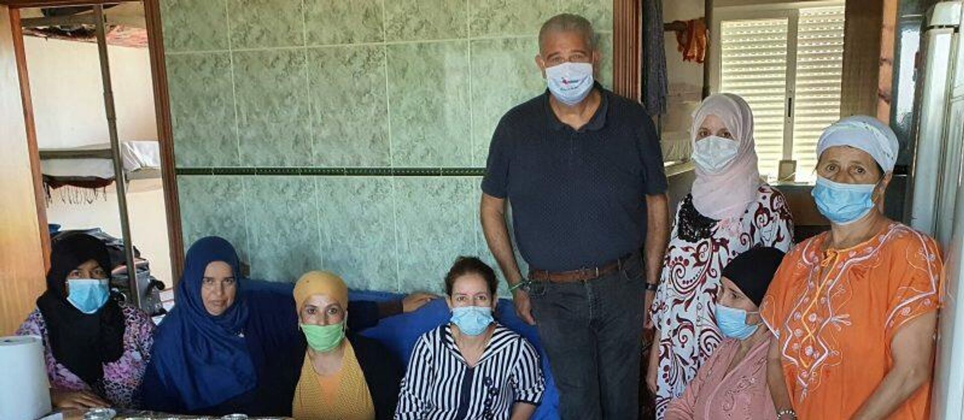 Manuel Piedra (UPA) con un grupo de temporeras - Sputnik Mundo, 1920, 02.06.2021