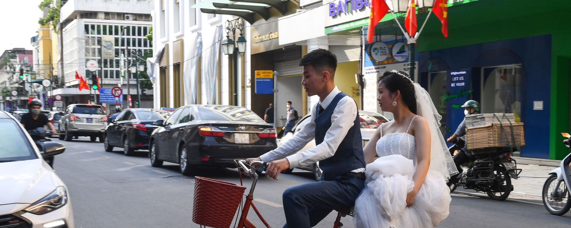 Жених и невеста на велосипеде в Ханое  - Sputnik Mundo, 1920, 03.06.2021