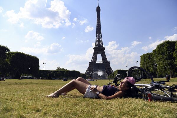 Hoy en día, la bicicleta se ha convertido en uno de los medios de transporte más populares y ecológicos. Además, durante la pandemia muchos la ven como una gran manera de mantener el cuerpo en forma. En la foto: una chica con su bicicleta cerca de la torre Eiffel en París.  - Sputnik Mundo