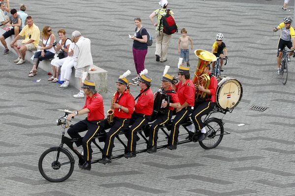 A lo largo de los años, el interés por el ciclismo ha experimentado picos y caídas. En la foto: varios músicos tocan sus instrumentos montados en una bicicleta en el centro de Róterdam.  - Sputnik Mundo