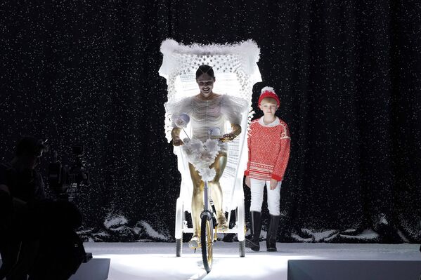 La presentación de la colección otoño/invierno de Jean Paul Gaultier en París, 2017.  - Sputnik Mundo