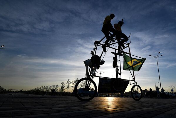 El brasileño Elías de Souza diseñó una bicicleta de dos pisos para los aficionados al fútbol como él. La bicicleta casera de tres metros de altura fue exhibida en la ciudad rusa de Rostov en la víspera del partido entre Brasil y Suiza en el Mundial de fútbol celebrado en Rusia el 2018. - Sputnik Mundo