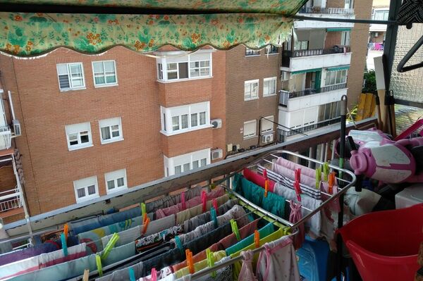 Terraza de un piso con habitación compartida en Entrevías (Madrid) - Sputnik Mundo