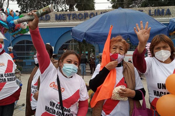Mónica Oré Carranza (derecha) en el acto de campaña de Fujimori - Sputnik Mundo