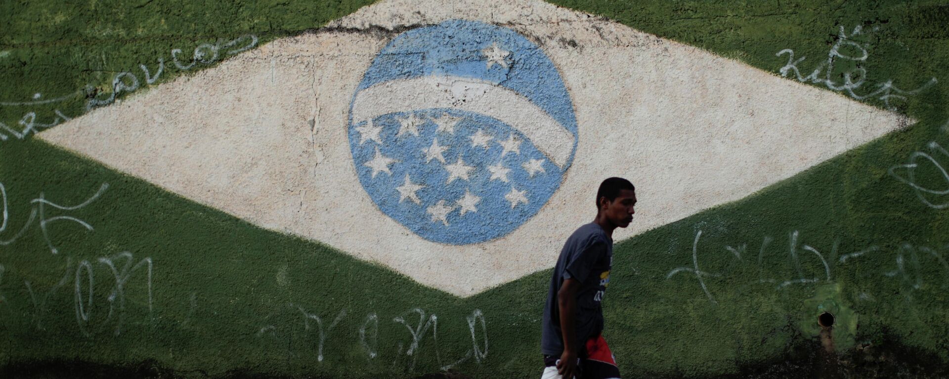 Un mural con la bandera de Brasil - Sputnik Mundo, 1920, 04.06.2021