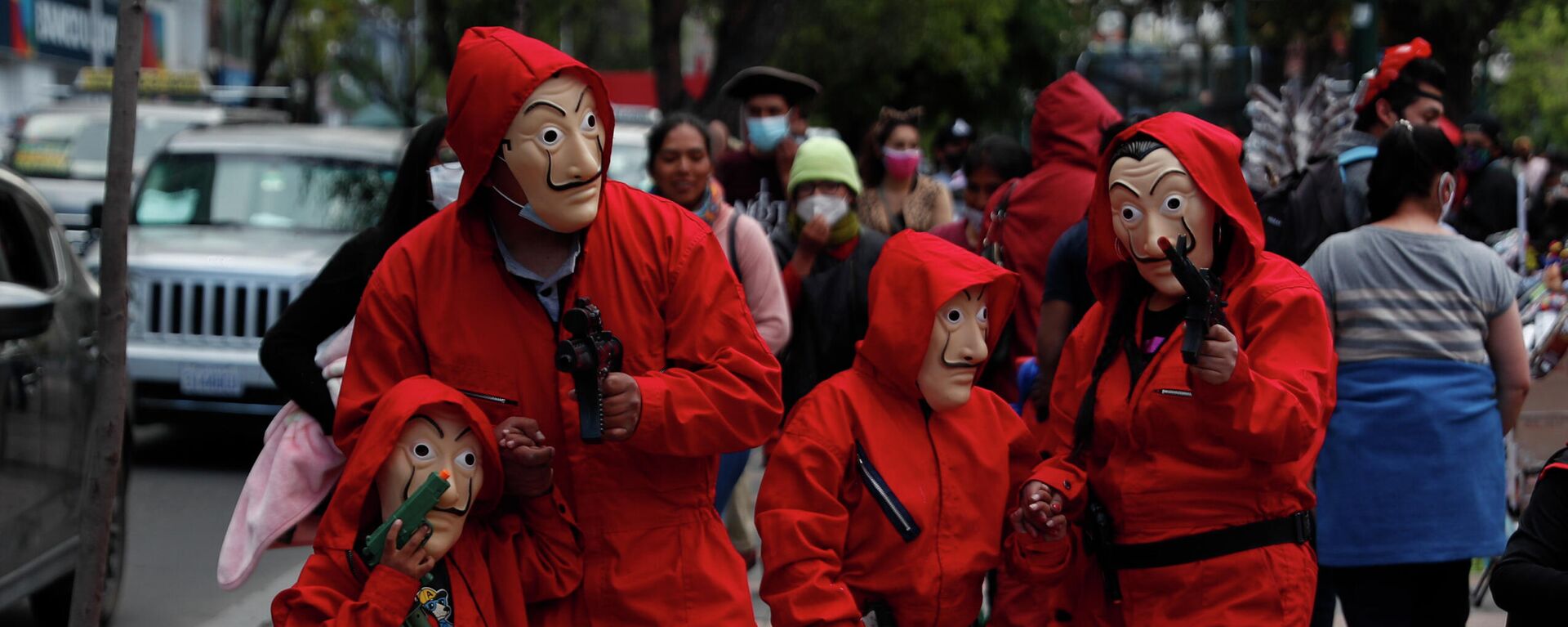 Una familia disfrazada de los personajes de La Casa del Papel en Bolivia - Sputnik Mundo, 1920, 03.09.2021