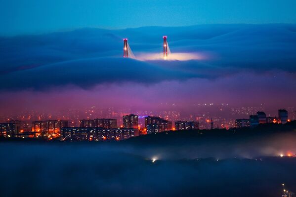 Yuri Smitiuk ganó en la categoría paisaje con su obra Niebla mágica. La foto se registró en la época en que el frío primaveral da lugar a un clima cálido, generando una bruma casi mística sobre Vladivostok, en el Lejano Oriente de Rusia. - Sputnik Mundo