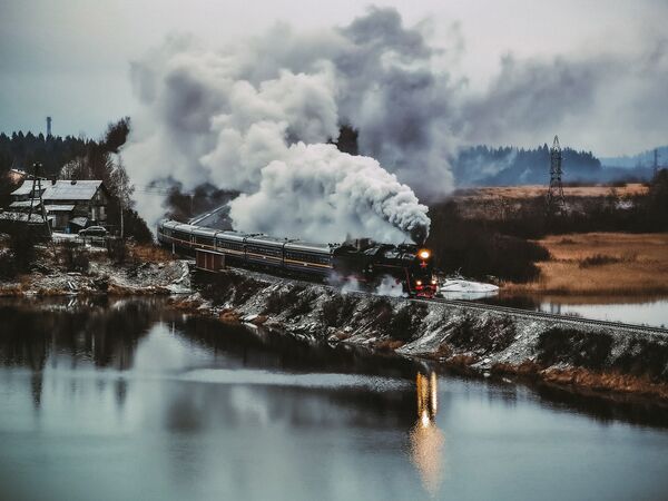 La instantánea vencedora en la categoría tomada con un smartphone retrata al Expreso Ruskeala, visto desde el monte Herniamaki, en la República de Carelia. Para hacer este registro fotográfico, Alexandr Derzhavin viajó especialmente a la región, averiguó la hora de salida del tren y su ruta y llegó con anticipación al monte ubicado en el pueblo de Heliulia. - Sputnik Mundo