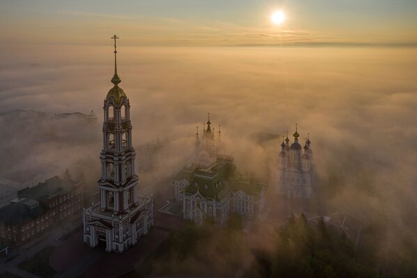 El monasterio de Kazán en la ciudad de Tambov, capturado por Valeri Gorbunov durante una neblinosa mañana de mayo, le dio al fotógrafo una victoria en la categoría Rusia a vista de pájaro. - Sputnik Mundo