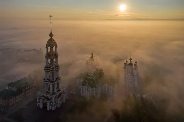 El monasterio de Kazán en la ciudad de Tambov, capturado por Valeri Gorbunov durante una neblinosa mañana de mayo, le dio al fotógrafo una victoria en la categoría Rusia a vista de pájaro. - Sputnik Mundo