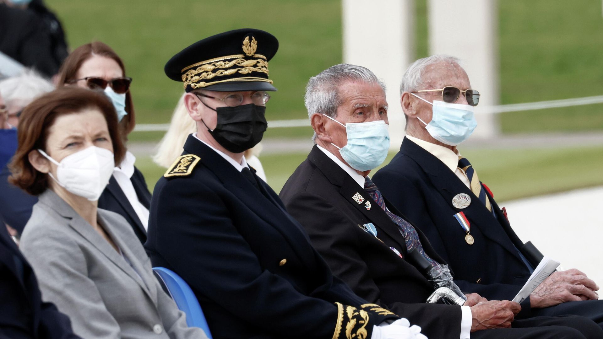 El veterano estadounidense Charles Shay (segundo desde la derecha) en la ceremonia conmemorativa del 77 aniversario del desembarco en Normandía - Sputnik Mundo, 1920, 06.06.2021