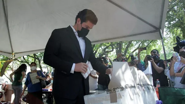 Samuel Garcia, el candidato del Movimiento Ciudadano, vota en las elecciones en México, el 6 de junio - Sputnik Mundo