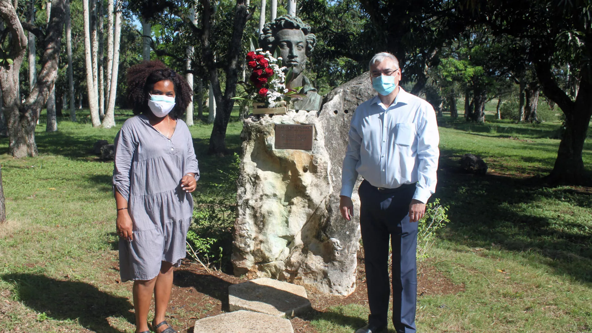 Ofrenda floral ante la estatua de Alexandr Pushkin en La Habana, a la derecha Marat Karímov, representante en Cuba de la Agencia Federal rusa Rossotrudnichestvo.
