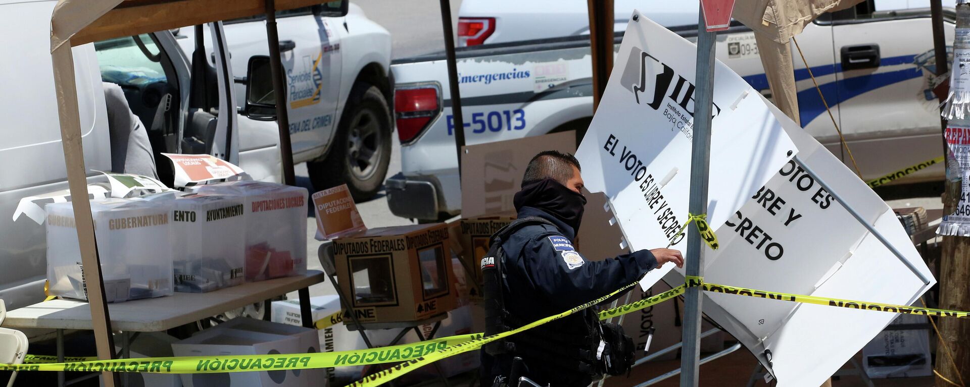 Un oficial de policía en Tijuana en el lugar donde un hombre arrojó restos humanos en las elecciones de México - Sputnik Mundo, 1920, 07.06.2021