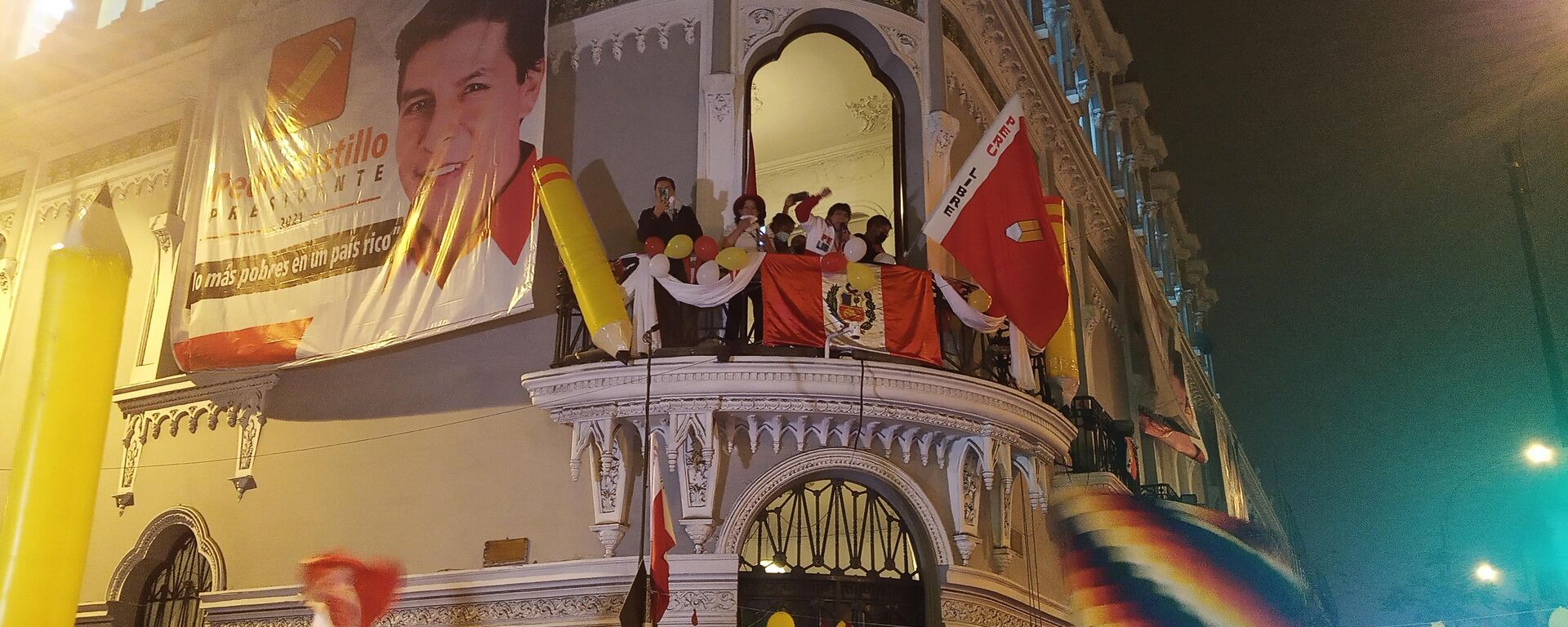 Concentración ante el local de campaña de Castillo en Lima - Sputnik Mundo, 1920, 07.06.2021