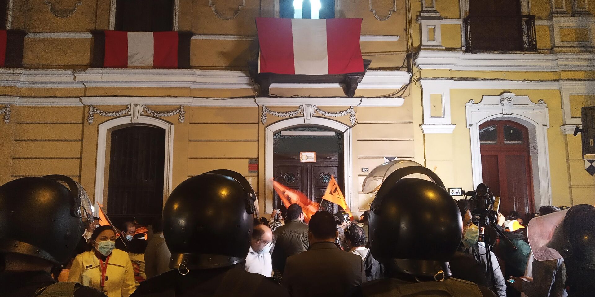 Concentración ante el local de campaña de Fujimori en Lima - Sputnik Mundo, 1920, 07.06.2021