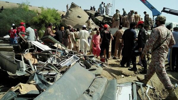 El choque de trenes en el sur de Pakistán - Sputnik Mundo