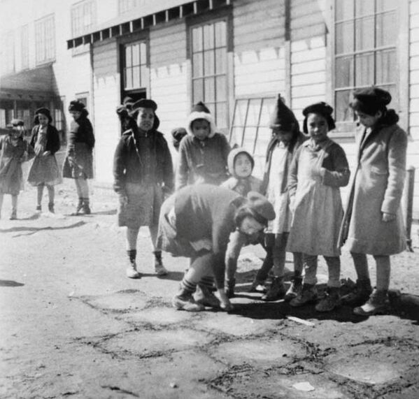 Según los datos, la administración de la escuela residencial no documentó muertes entre los niños, y actualmente forenses y especialistas en documentación intentan aclarar cuándo y por qué murieron.En la foto: las alumnas de la escuela residencial Bishop Horden en la comunidad Moose Factory. - Sputnik Mundo