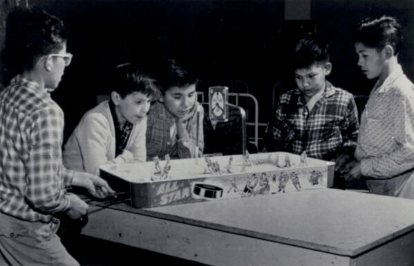 La ministra de Relaciones Indígenas de Canadá, Carolyn Bennett, recordó que las escuelas residenciales eran parte de la política colonial, que separaba a los menores indígenas de sus familias.En la foto: los niños juegan al jockey de mesa en la escuela residencial Shingwauk en la ciudad de Sault Ste. Marie, en 1960. - Sputnik Mundo