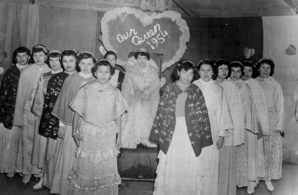 Los menores morían a menudo en las escuelas residenciales por enfermedades infecciosas, como el sarampión, la gripe y la tuberculosis, y no se registraron debidamente muertes entre los alumnos.En la foto: las alumnas de una escuela residencial de la ciudad de Spanish participan en un concurso de belleza, en 1954.  - Sputnik Mundo