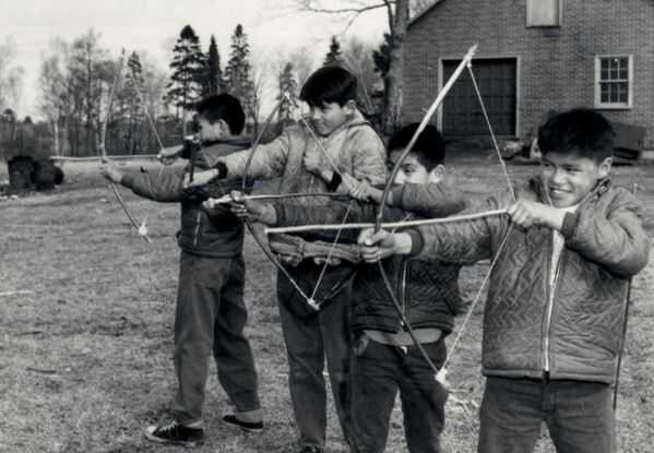 Tras descubrir en Kamloops los restos de 215 niños, el Gobierno de Canadá estableció el día festivo nacional para conmemorar el patrimonio del sistema de escuelas residenciales y el maltrato de indígenas. El 30 de septiembre se celebra el Día Nacional de la Verdad y la Reconciliación.En la foto: los alumnos de la escuela residencial Shingwauk en 1960.  - Sputnik Mundo