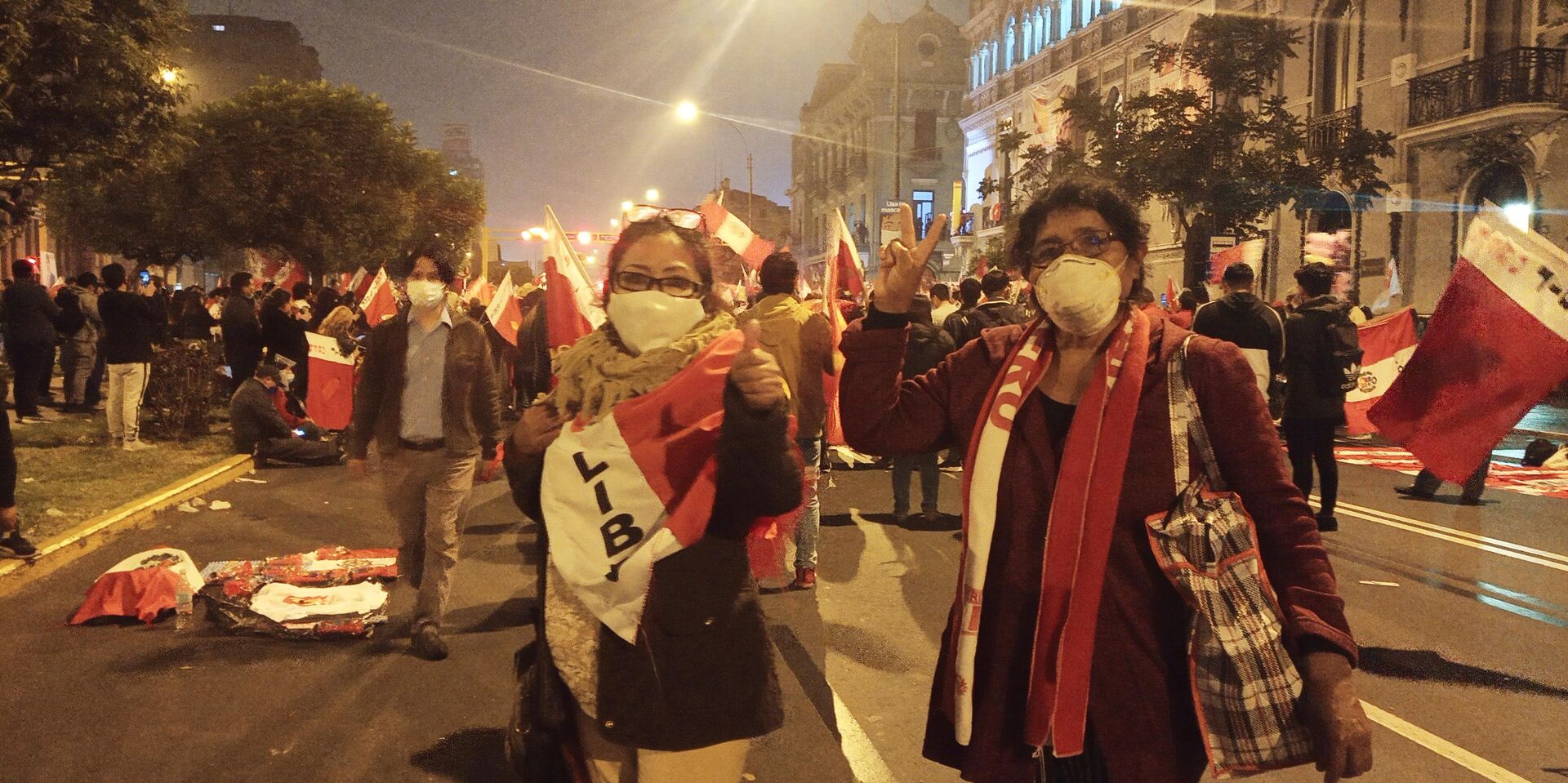 Olinda Estrella, a la izquierda, en la vigilia por Castillo - Sputnik Mundo, 1920, 08.06.2021