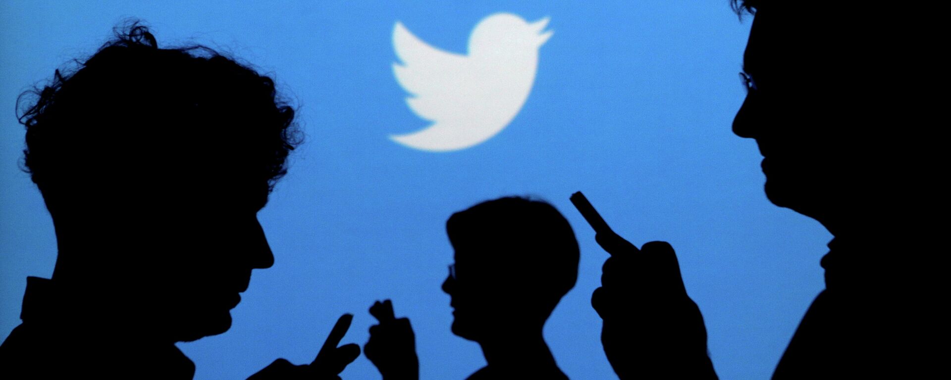 El logo de Twitter y las siluetas de la gente - Sputnik Mundo, 1920, 08.04.2022