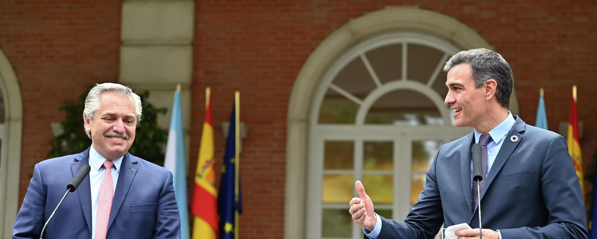 El presidente del Gobierno español, Pedro Sánchez, y el presidente de Argentina, Alberto Fernández El presidente del Gobierno español, Pedro Sánchez, y el presidente de Argentina, Alberto Fernández - Sputnik Mundo, 1920, 08.06.2021