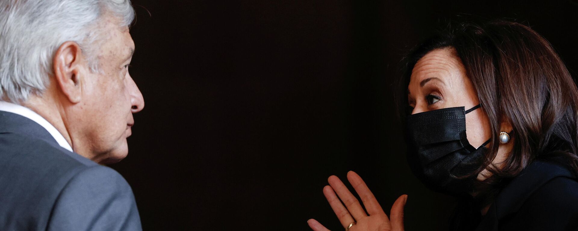 El presidente de México, Andrés Manuel López Obrador, y la vicepresidente de Estados Unidos, Kamala Harris durante su visita a México - Sputnik Mundo, 1920, 08.06.2021
