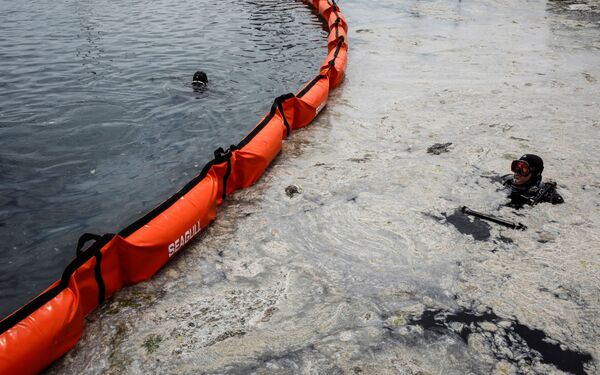 El mucílago marino, que parece una sustancia gelatinosa, se ha propagado no solamente sobre la superficie del mar, sino también en sus profundidades. Por lo tanto, el nivel de oxígeno en el agua marina ha disminuido notablemente y se hace urgente eliminarlo. - Sputnik Mundo