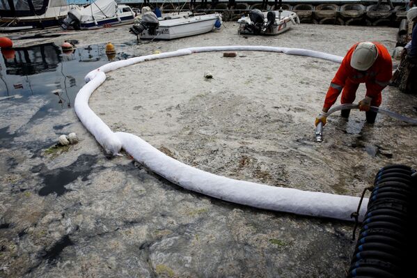 Vistas desde arriba, las lanchas y demás embarcaciones se parecen a rompehielos. Los pescadores no pueden salir al mar, ya que el mucílago obstruye sus motores y redes.  - Sputnik Mundo