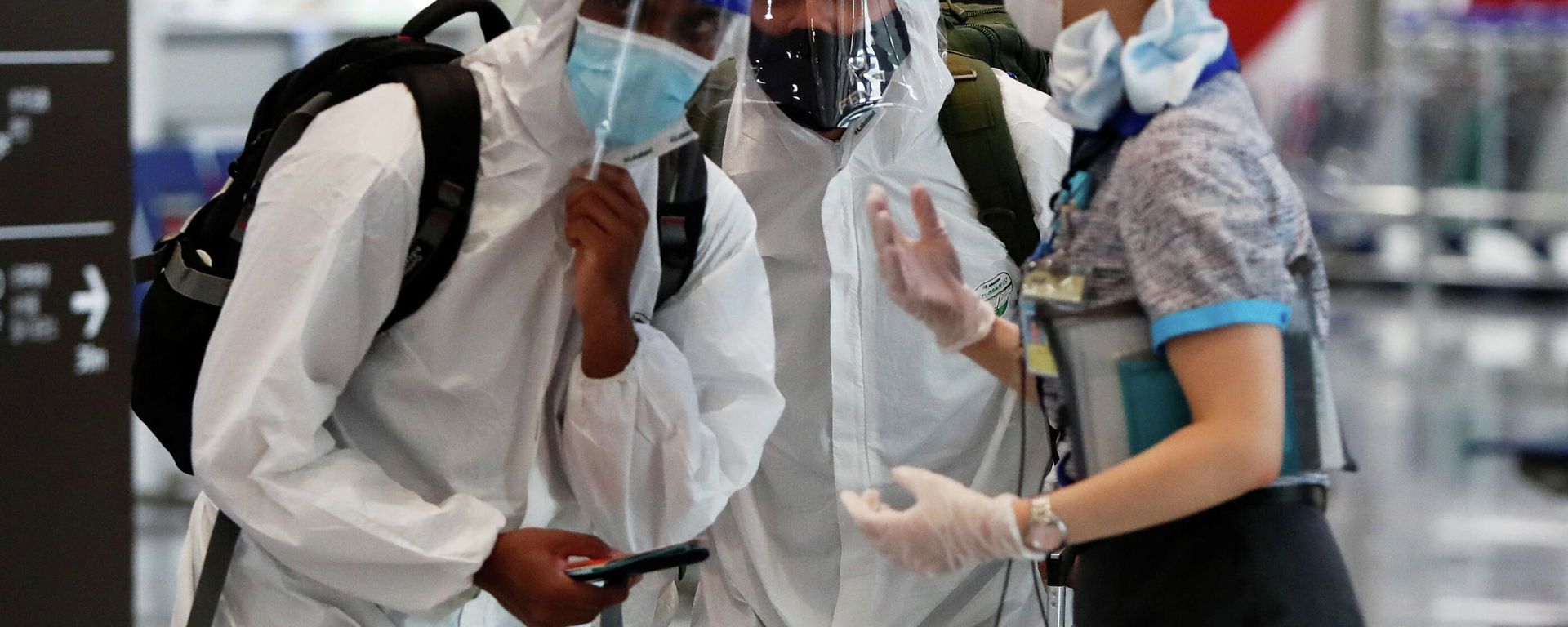 Unos pasajeros con mascarillas de protección en un aeropuerto de Japón Unos pasajeros con mascarillas de protección en un aeropuerto de Japón - Sputnik Mundo, 1920, 09.06.2021