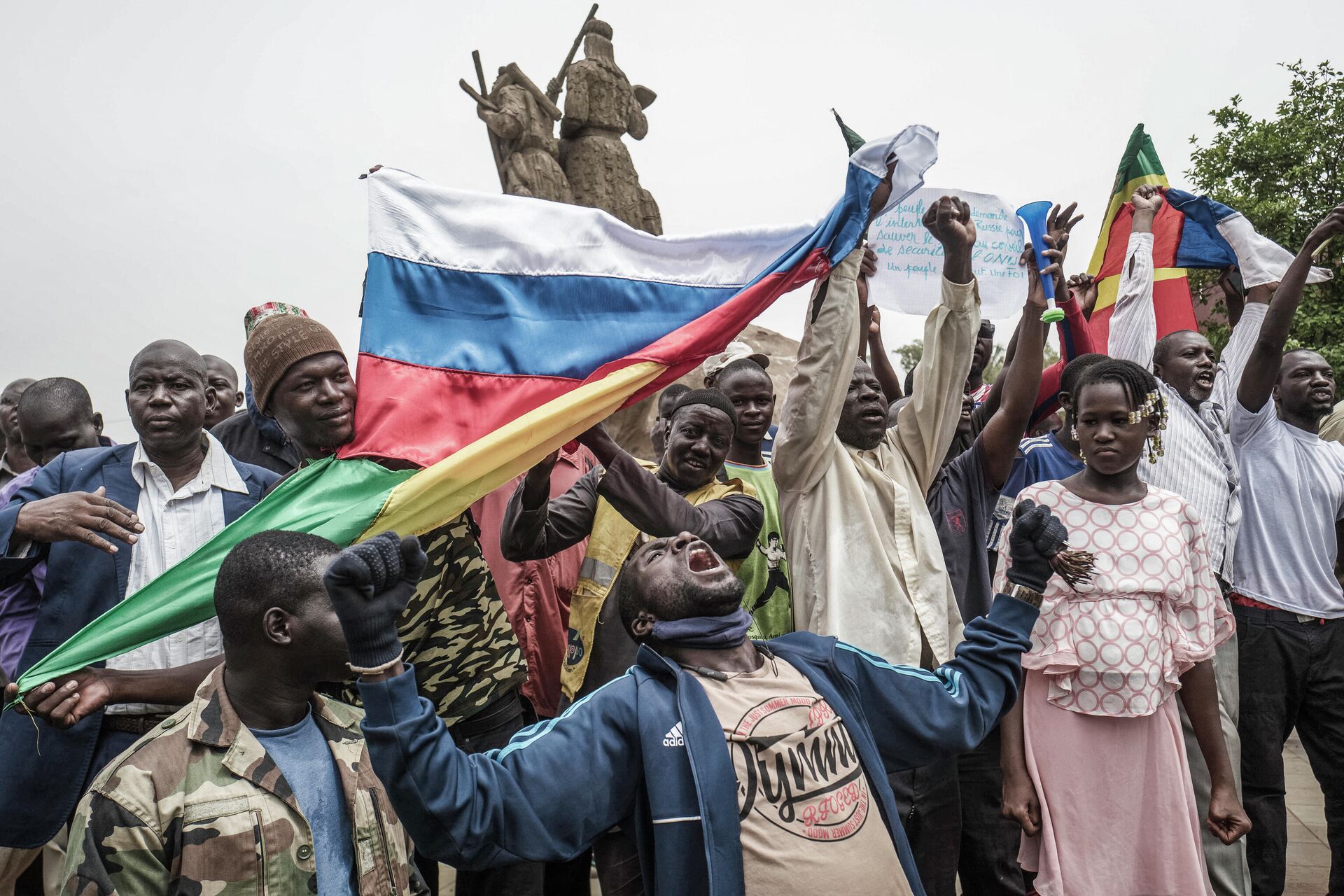 Ciudadanos de Malí con la bandera rusa - Sputnik Mundo, 1920, 09.06.2021
