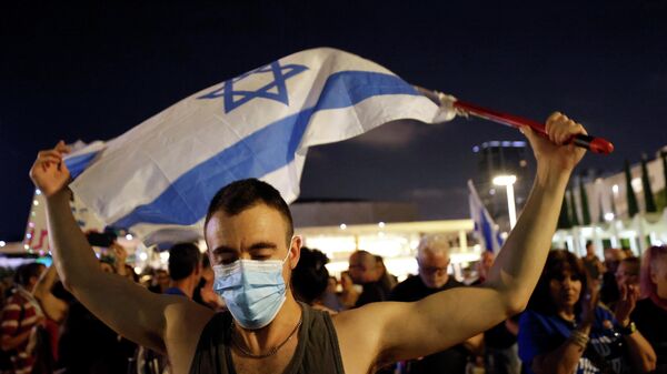 Un hombre con la bandera de Israel - Sputnik Mundo