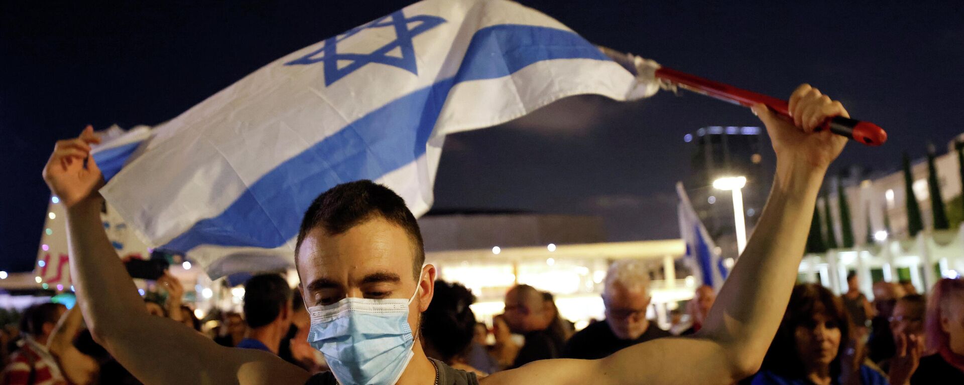 Un hombre con la bandera de Israel - Sputnik Mundo, 1920, 09.06.2021