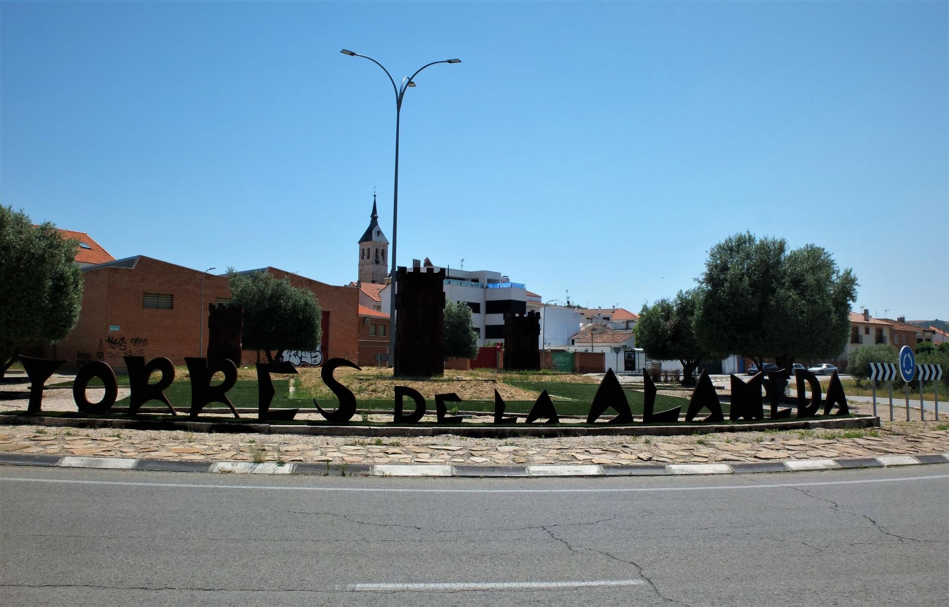 Rotonda a la entrada de Torres de la Alameda (Madrid), localidad donde se pretenden instalar las placas solares - Sputnik Mundo, 1920, 09.06.2021