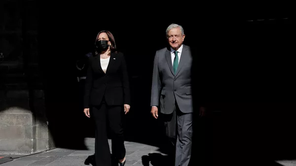 La vicepresidenta de EEUU, Kamala Harris, y el presidente de México, Andrés Manuel López Obrador - Sputnik Mundo