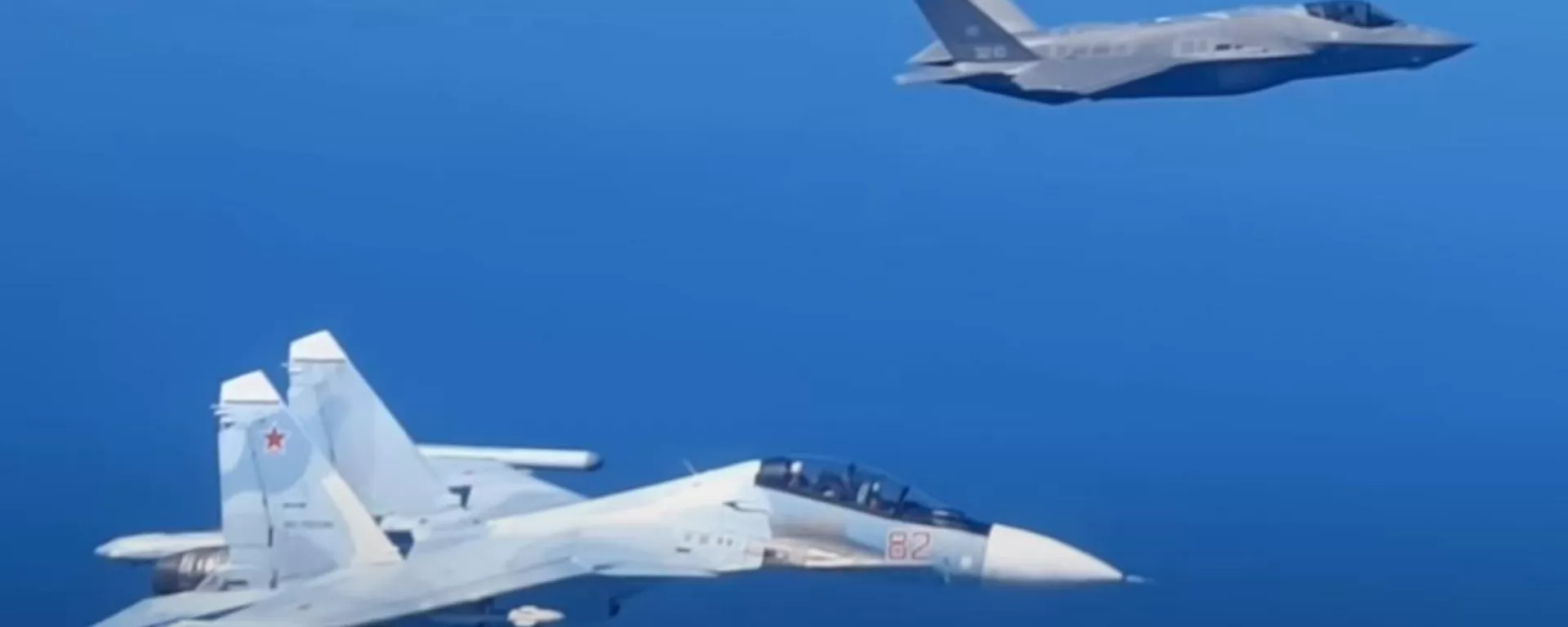 Un caza ruso Su-30SM vuela al lado del caza F-35 de la FFAA de Italia Un caza ruso Su-30SM vuela al lado del caza F-35 de la FFAA de Italia - Sputnik Mundo, 1920, 10.06.2021