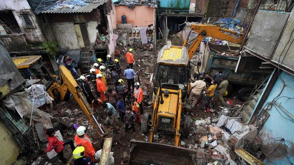 Вerrumbe de un edificio en Bombay, la India - Sputnik Mundo