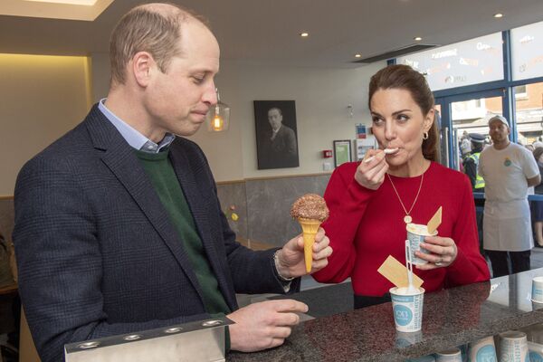 Se hacían postres refrescantes similares en la antigua Grecia e Israel, pero en estos lugares se hacían sencillamente con jugo de fruta congelado.En la foto: el príncipe William y su esposa Catherine se deleitan con un helado durante una visita a Mumbles en Gales del Sur (Reino Unido), en 2020. - Sputnik Mundo